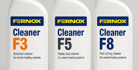 Fernox F3, F5 en F8 cleaners naast elkaar voor het reinigen van cv-installaties en vloerverwarming